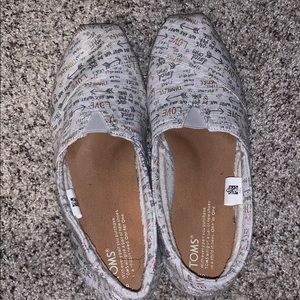 Cute TOMS with fuzzy lining and cute fabric!